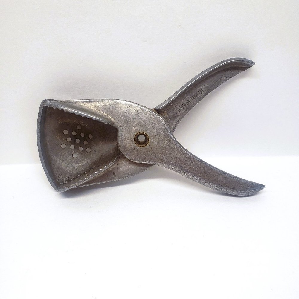 Vintage Irvin Ware Hand Held Citrus Juicer Lemon Squeezer Aluminum Made in USA
